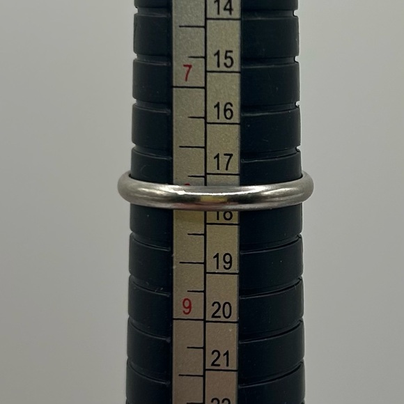 Elegant Black and Silver Tone 'Costume Jewelry' Ring SZ. 8 & 2 Sets of earrings - Picture 15 of 16